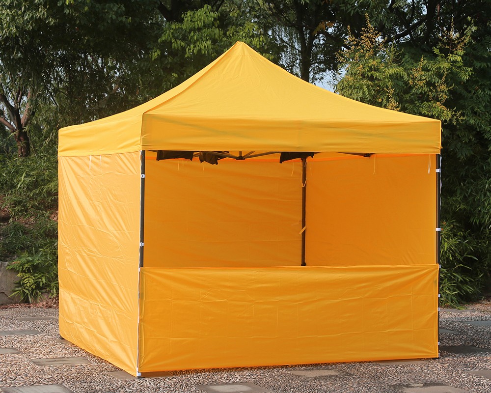 Gazebo 3x3 giallo con pareti montate