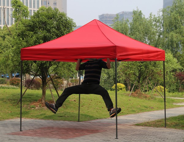 Gazebo pieghevole 3x3 rosso in acciaio 40 mm montato all'aperto