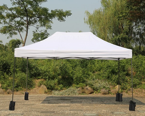 Gazebo pieghevole 4,5x3 bianco in acciaio 40 mm montato all'aperto
