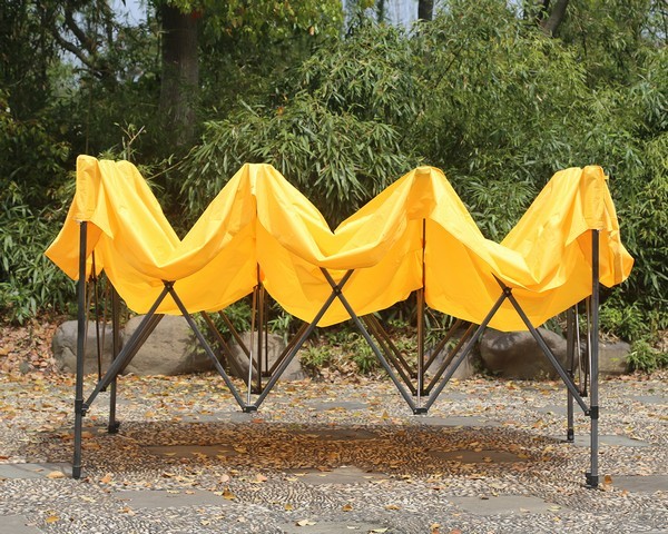 Gazebo 4,5x3 giallo in apertura