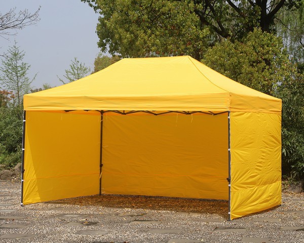 Stand aperto sul fronte del gazebo 4,5x3 giallo
