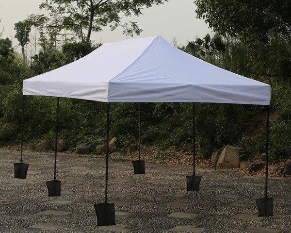 Gazebo pieghevole 6x3 bianco in acciaio 40 mm montato all'aperto