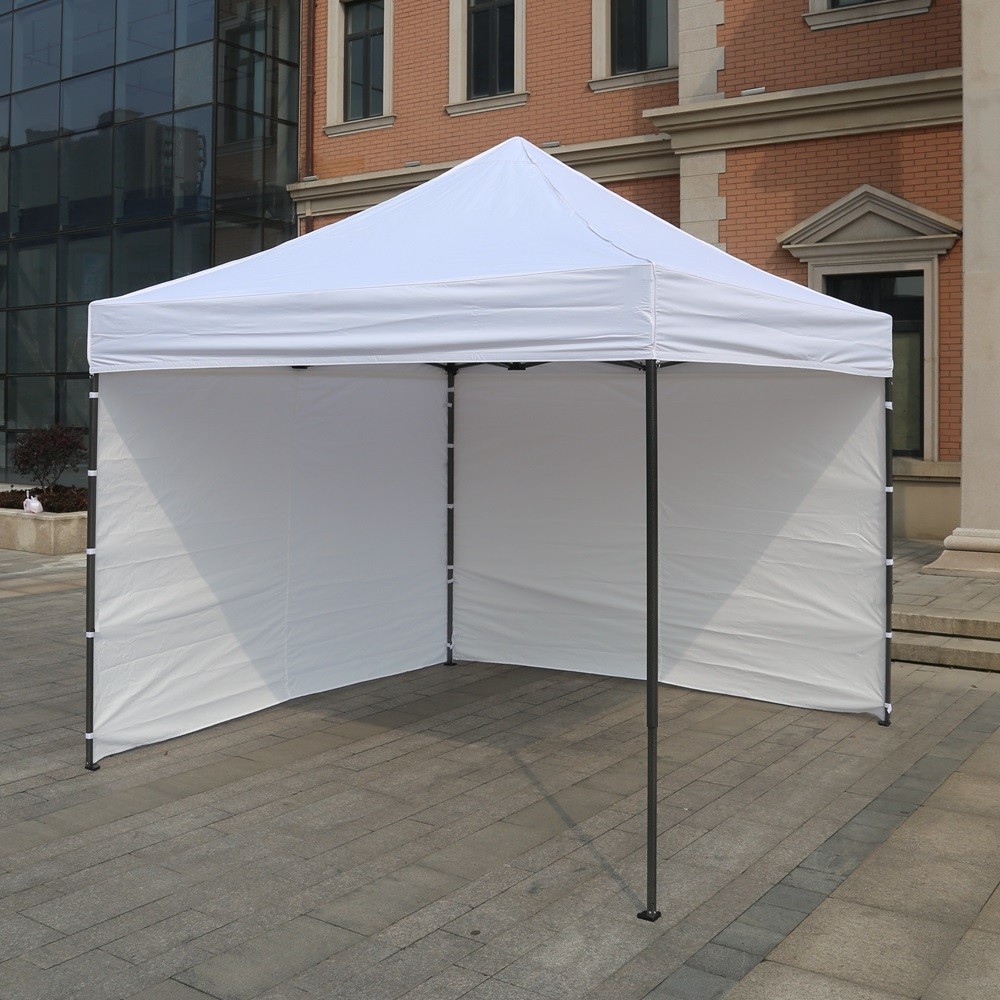 Gazebo 3x3 bianco come stand da mercato