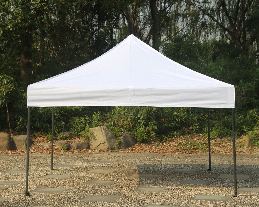 Gazebo pieghevole 3x3 bianco montato all'aperto