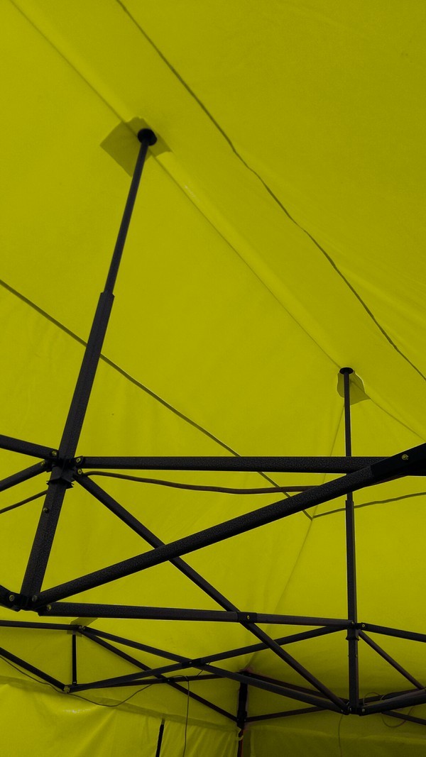 Dettaglio del telo tetto del gazebo 3x3 giallo