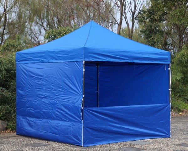 Gazebo 3x3 blu come stand da mercato