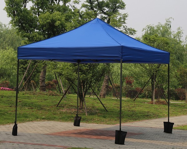 Gazebo pieghevole 3x3 blu montato all'aperto
