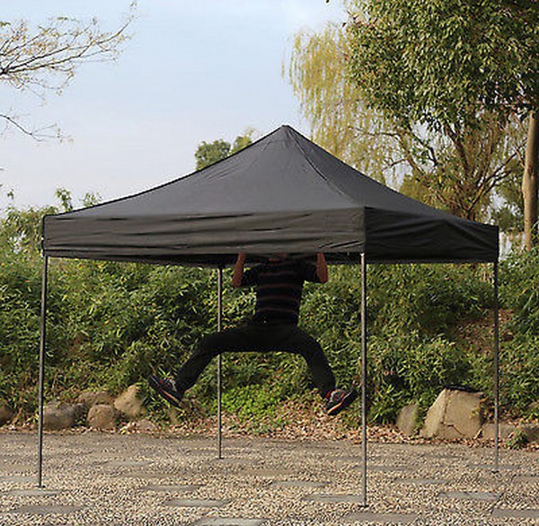 Gazebo pieghevole 3x3 nero montato all'aperto
