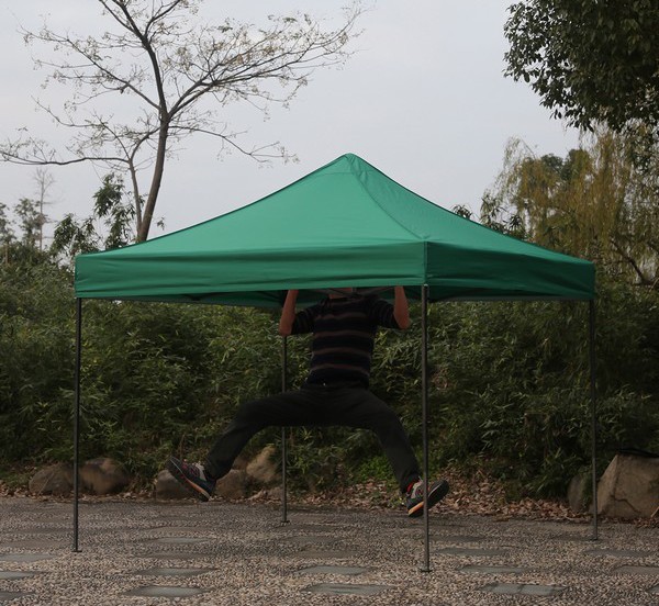 Gazebo pieghevole 3x3 verde montato all'aperto